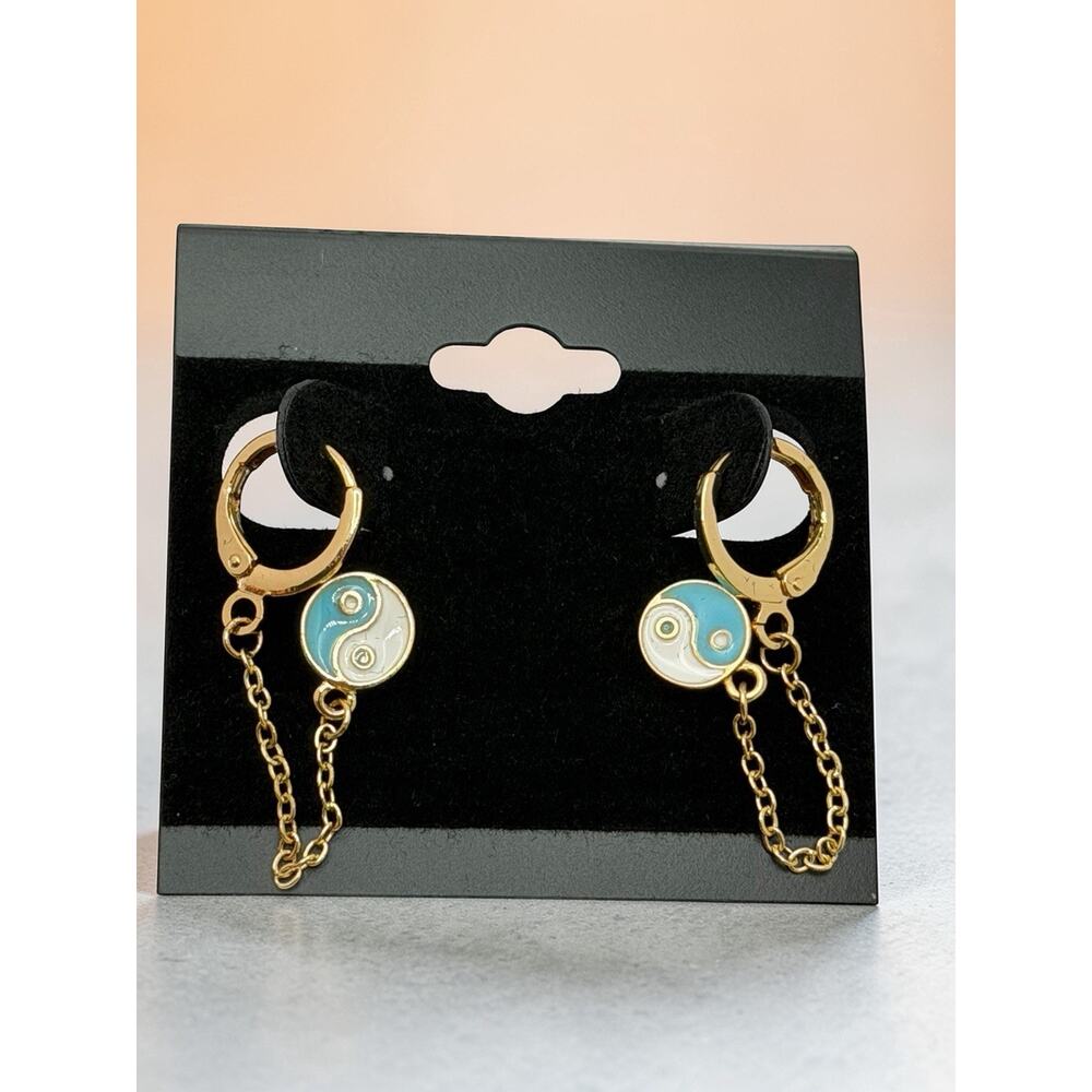 18 kt Gold Plated Huggie Dangle Earrings Blue White Yin Yang Enamel